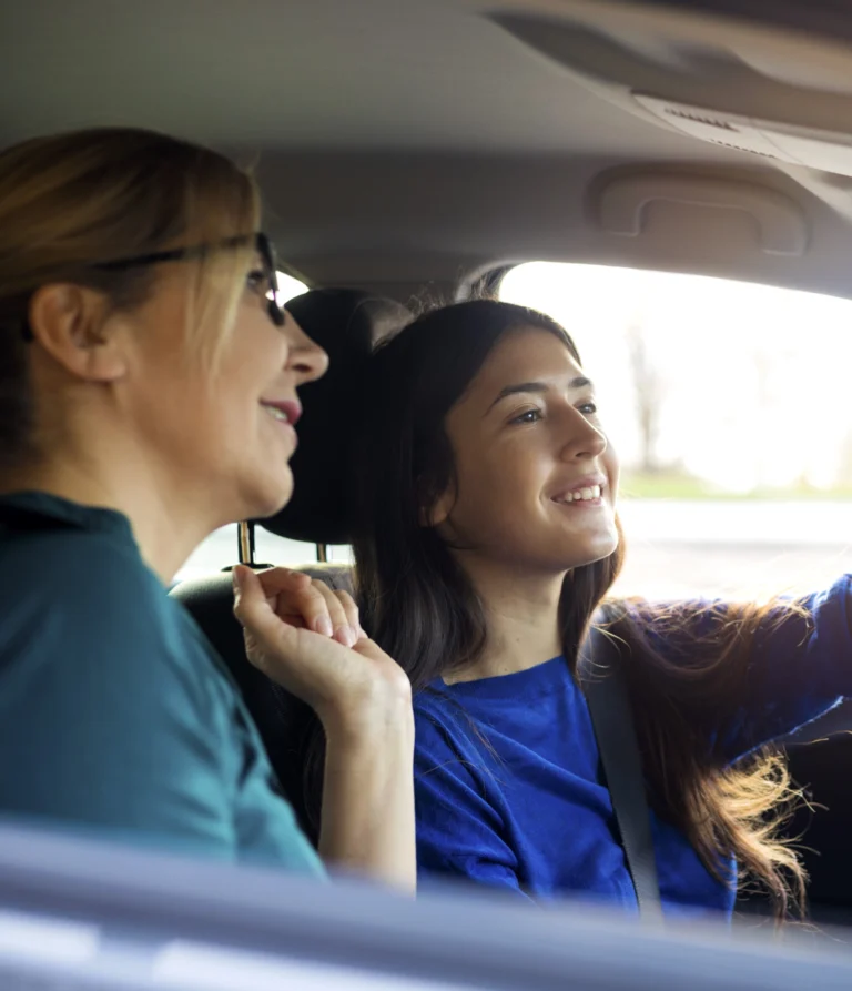 élève qui apprend à conduire avec sa monitrice