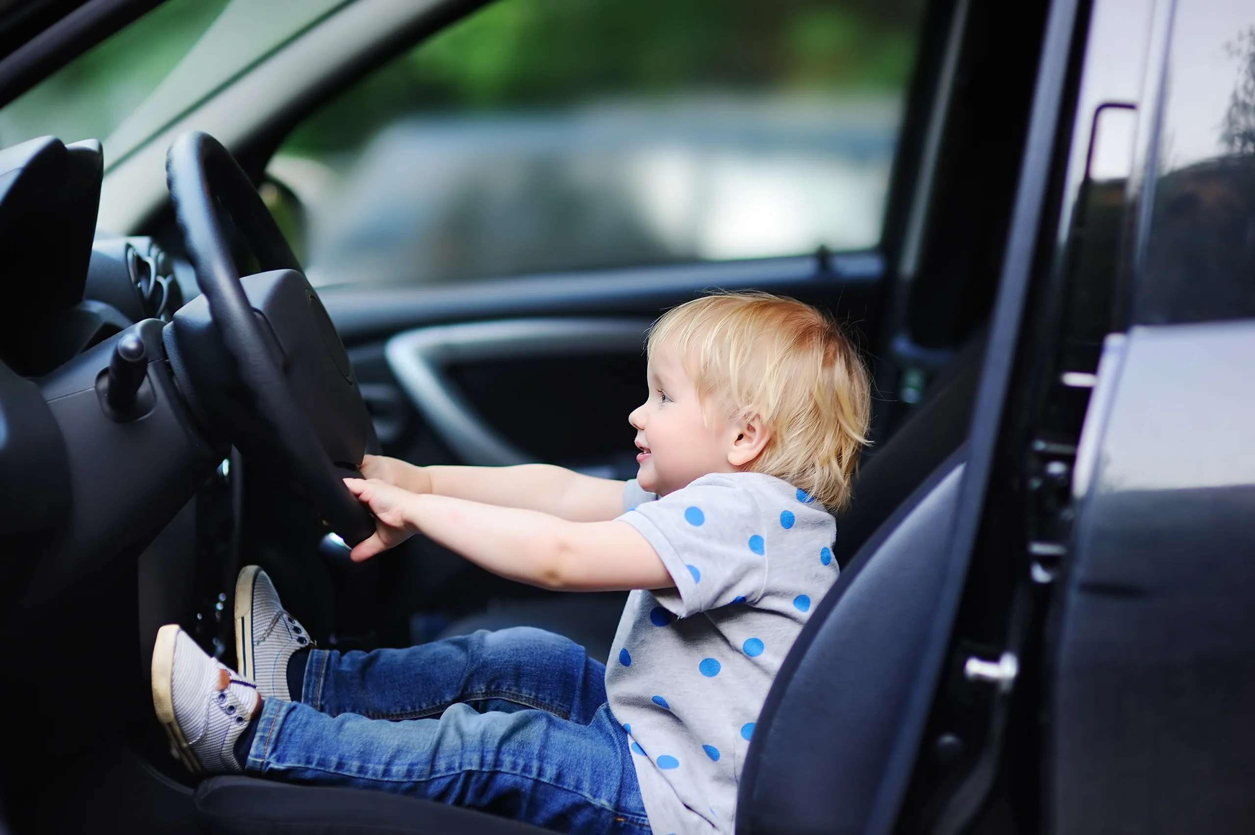 bébé qui conduit une voiture