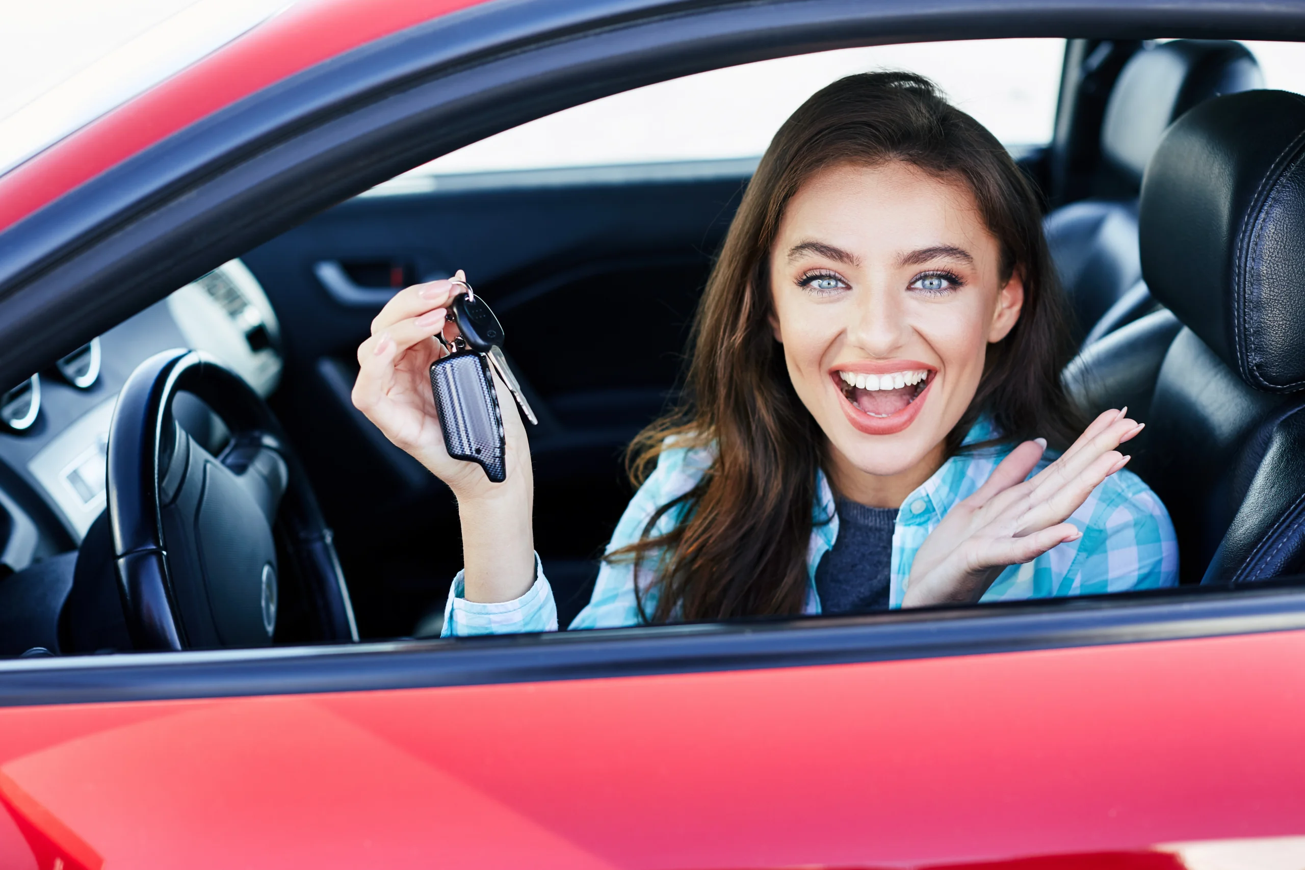 femme heureuse qui vient d'obtenir le permis voiture